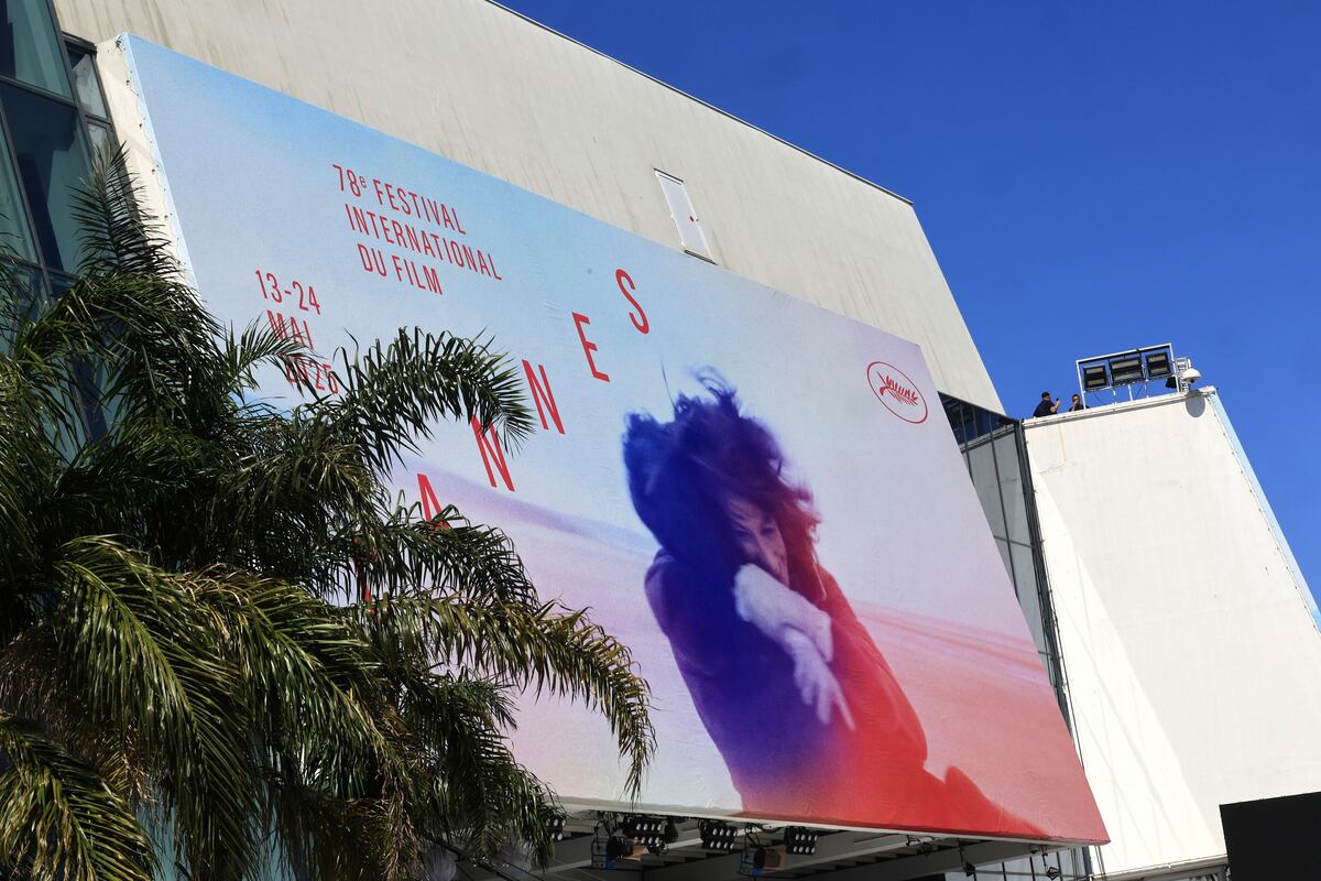 Cannes llama a sumarse al abrazo más famoso del cine