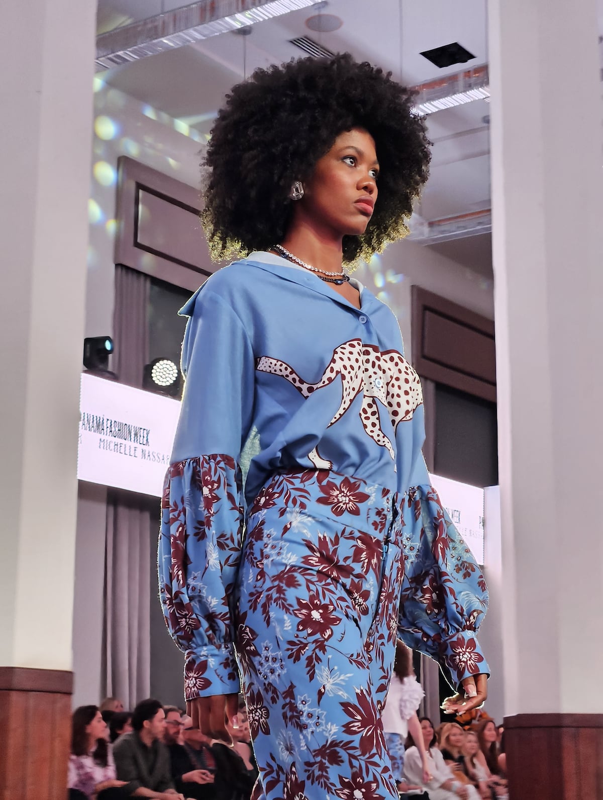 Flores y vegetación en los estampados de Michelle Nassar en Panamá Fashion Week