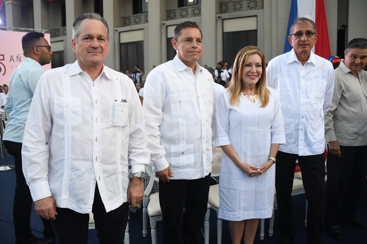 Nito Cortizo, su esposa Yazmín, y otros asistentes al acto de conmemoración de los 25 años del Canal en manos panameñas