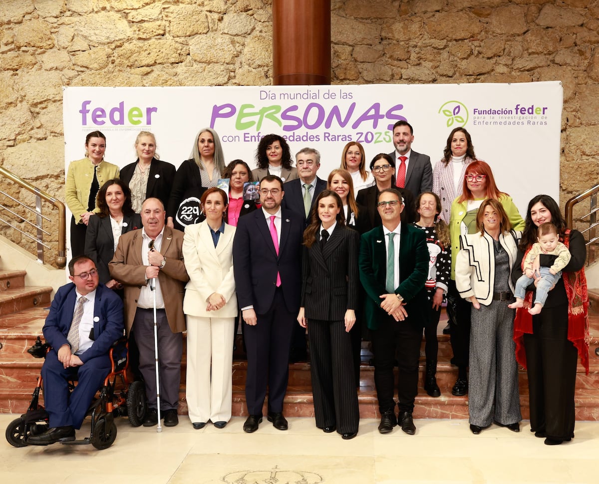 El traje sastre negro de la reina Letizia con el que impactó en su natal Oviedo