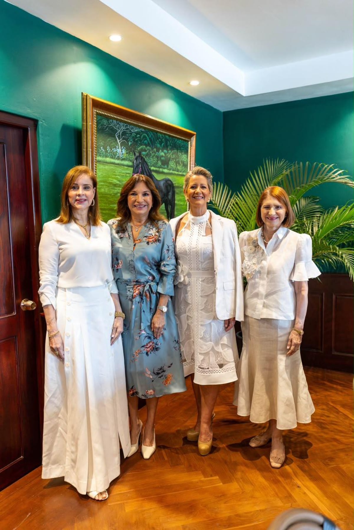 De blanco y encaje: los trajes de las primeras damas de Panamá en su reunión en Casco Antiguo