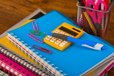 ‘Los centros educativos no deberían exigir útiles de marcas específicas’