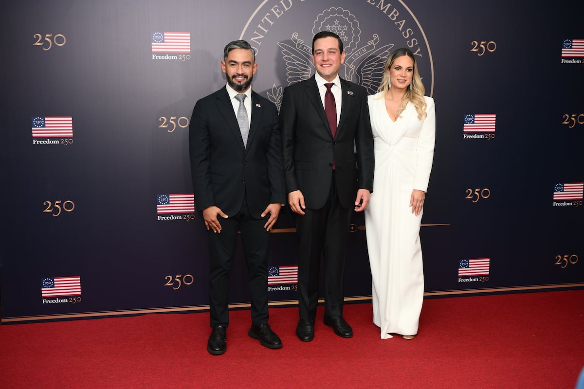 El look de Mayer Mizrachi, Mireya Moscoso y demás invitados a la alfombra roja de la recepción por los 250 años de la independencia de Estados Unidos