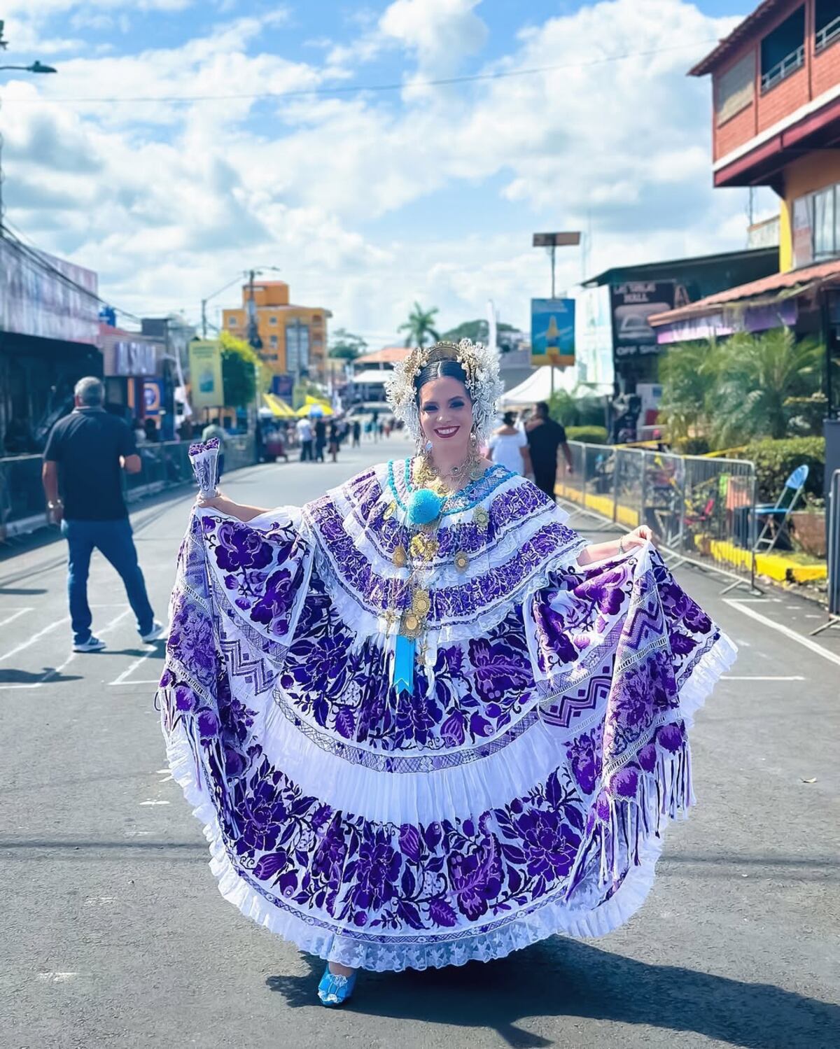 Maricel de Mulino, Irma Hernández, Nicolle Ferguson y otras personalidades en el Desfile de las Mil Polleras