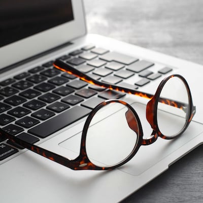 Cuida tu vista durante el teletrabajo: consejos para evitar la fatiga visual frente al ordenador