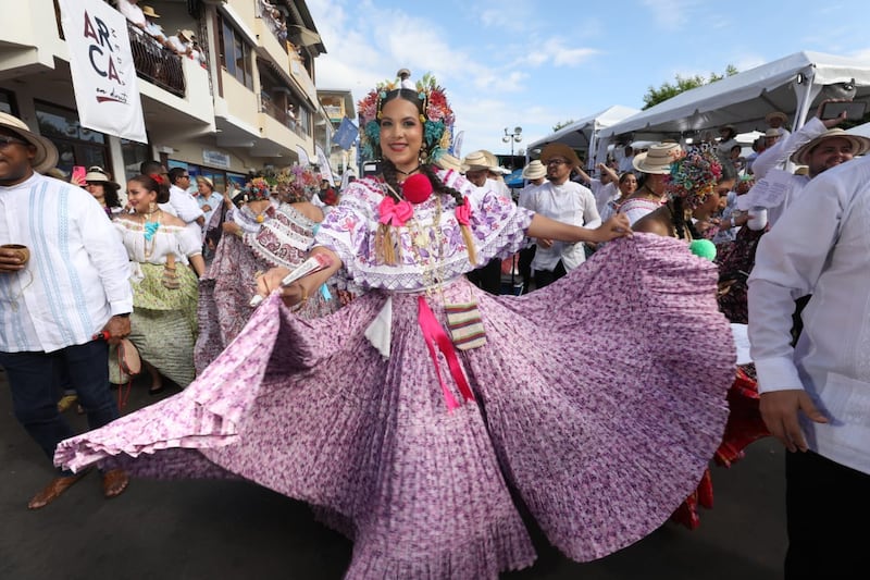 Un año más de tradición en el Desfile de las Mil Polleras
