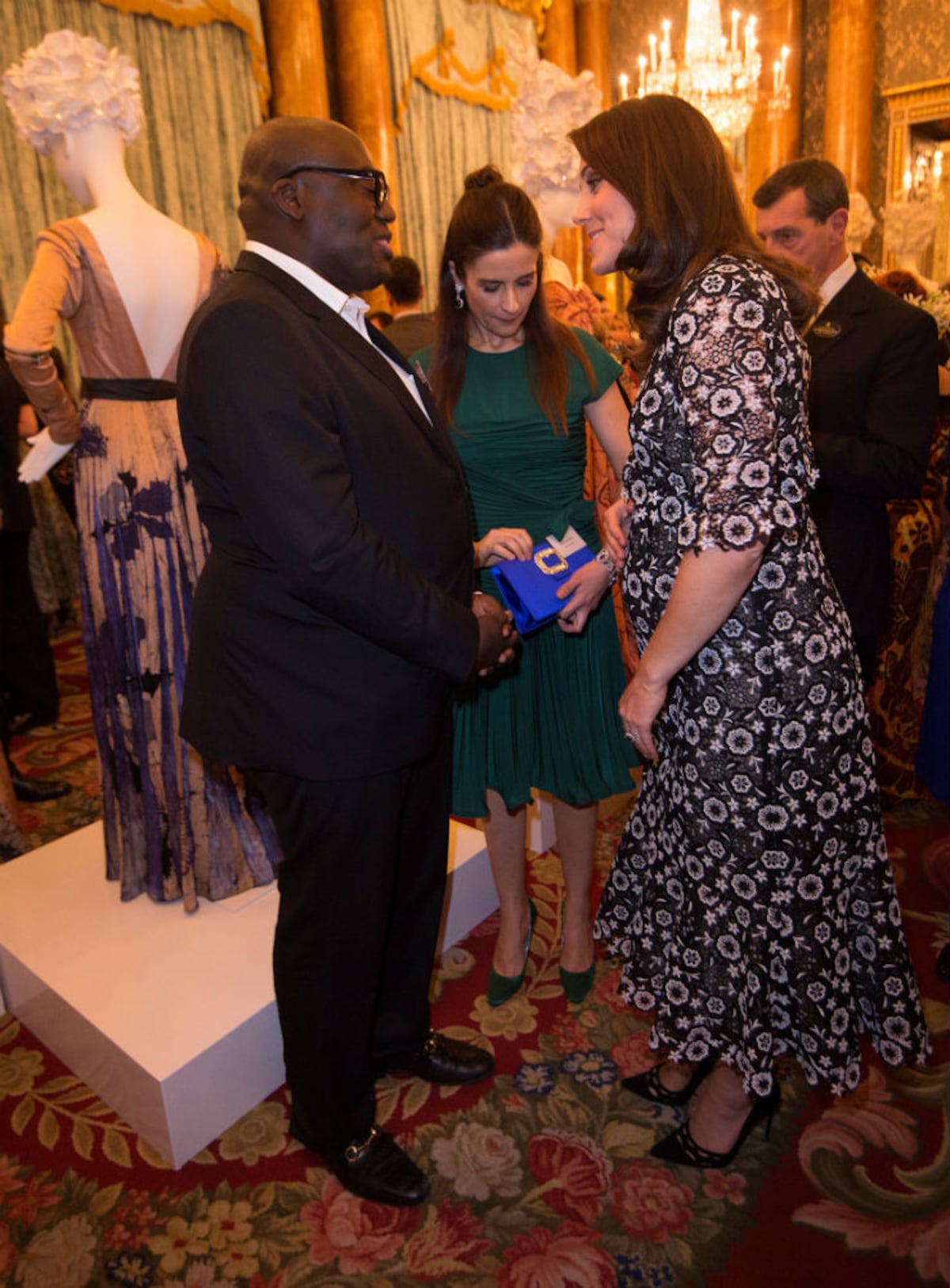 Kate Middleton luce su barriguita en un encuentro de moda en Londres