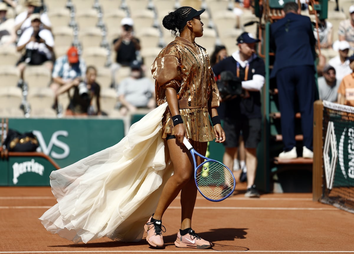 Diamantes y lentejuelas, el brillo de la moda desfila en la tierra batida de Roland Garros