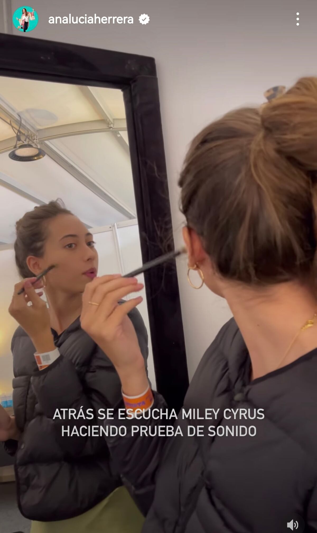 La panameña Sofía Valdés comparte escenario con Miley Cyrus en festival musical
