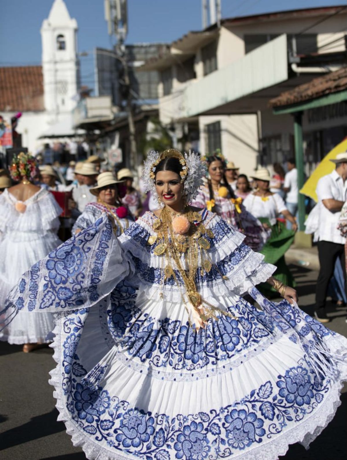 La fiesta de las mil polleras