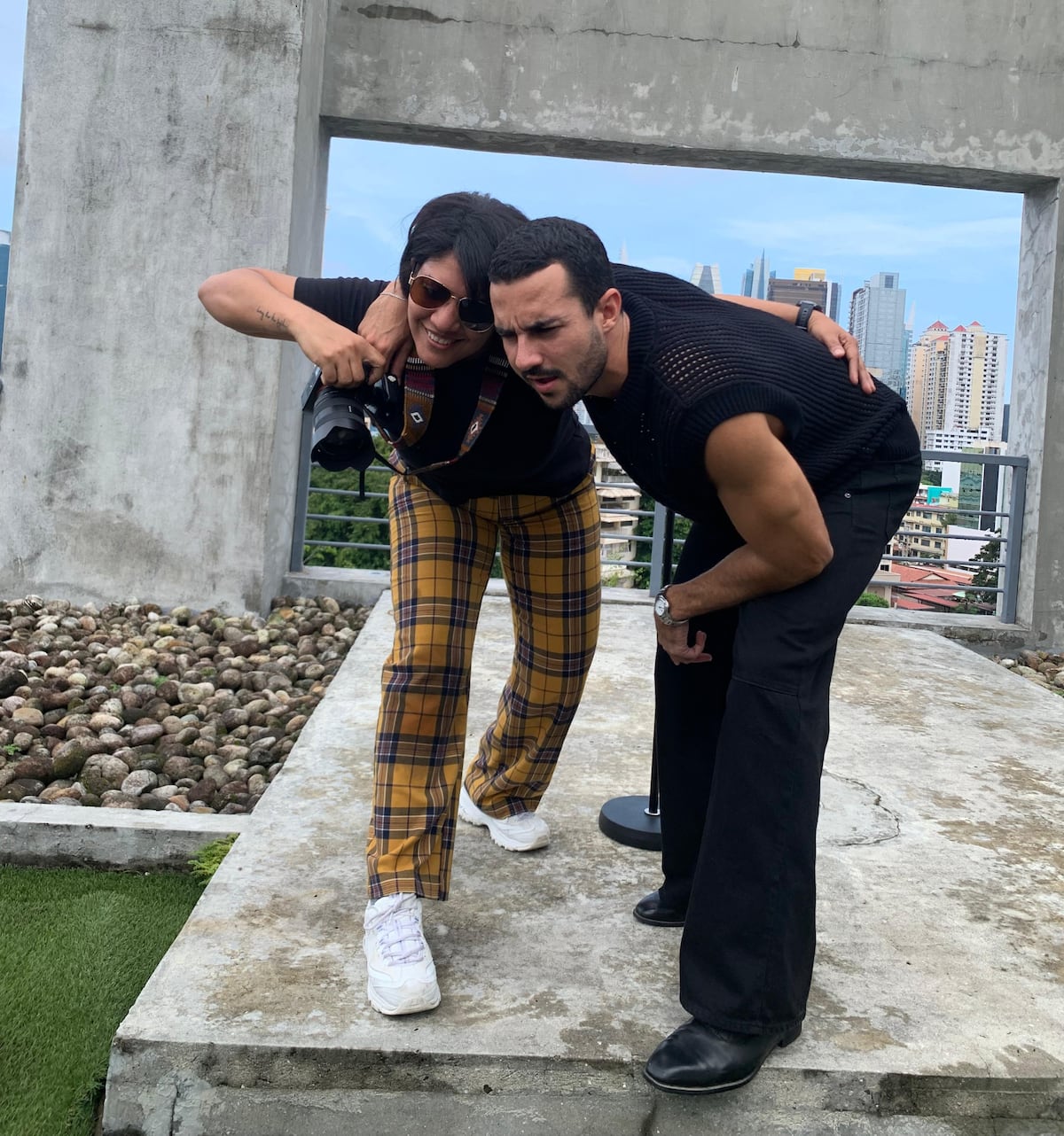 El detrás de cámaras de la sesión de fotos con el cantante panameño Robert Spratt para ELLAS