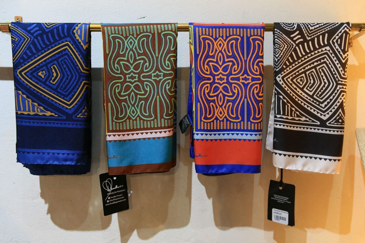 Franklin Panamá: molas en pañuelos de seda