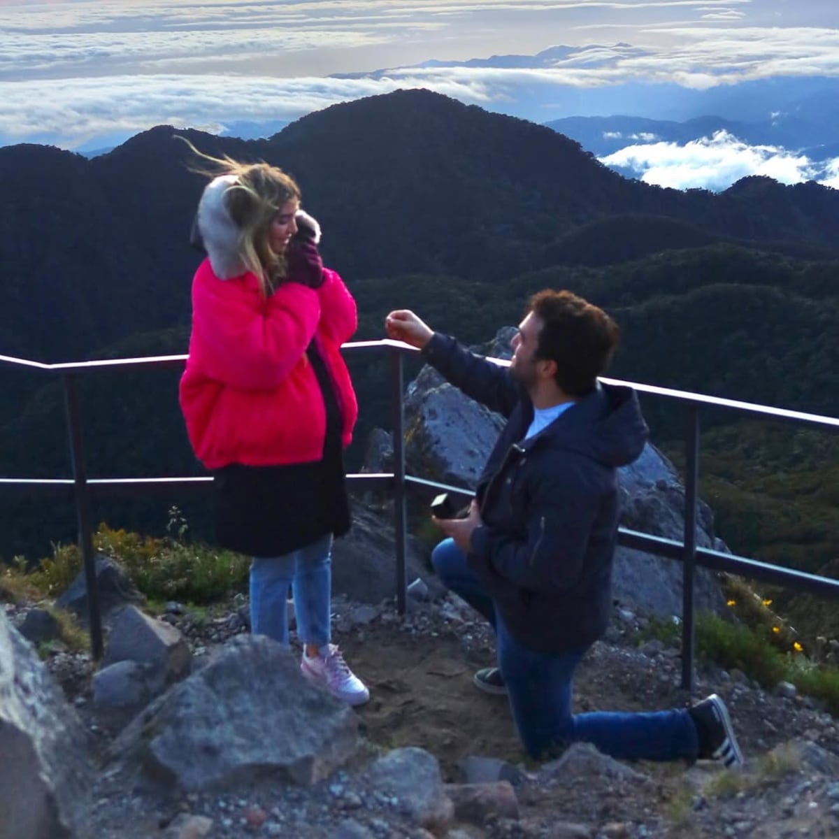 ‘¡Se casa mi niño!’, el hijo de Karen Chalmers, Daniel Gadeloff, se compromete con su novia en la cima del volcán Barú
