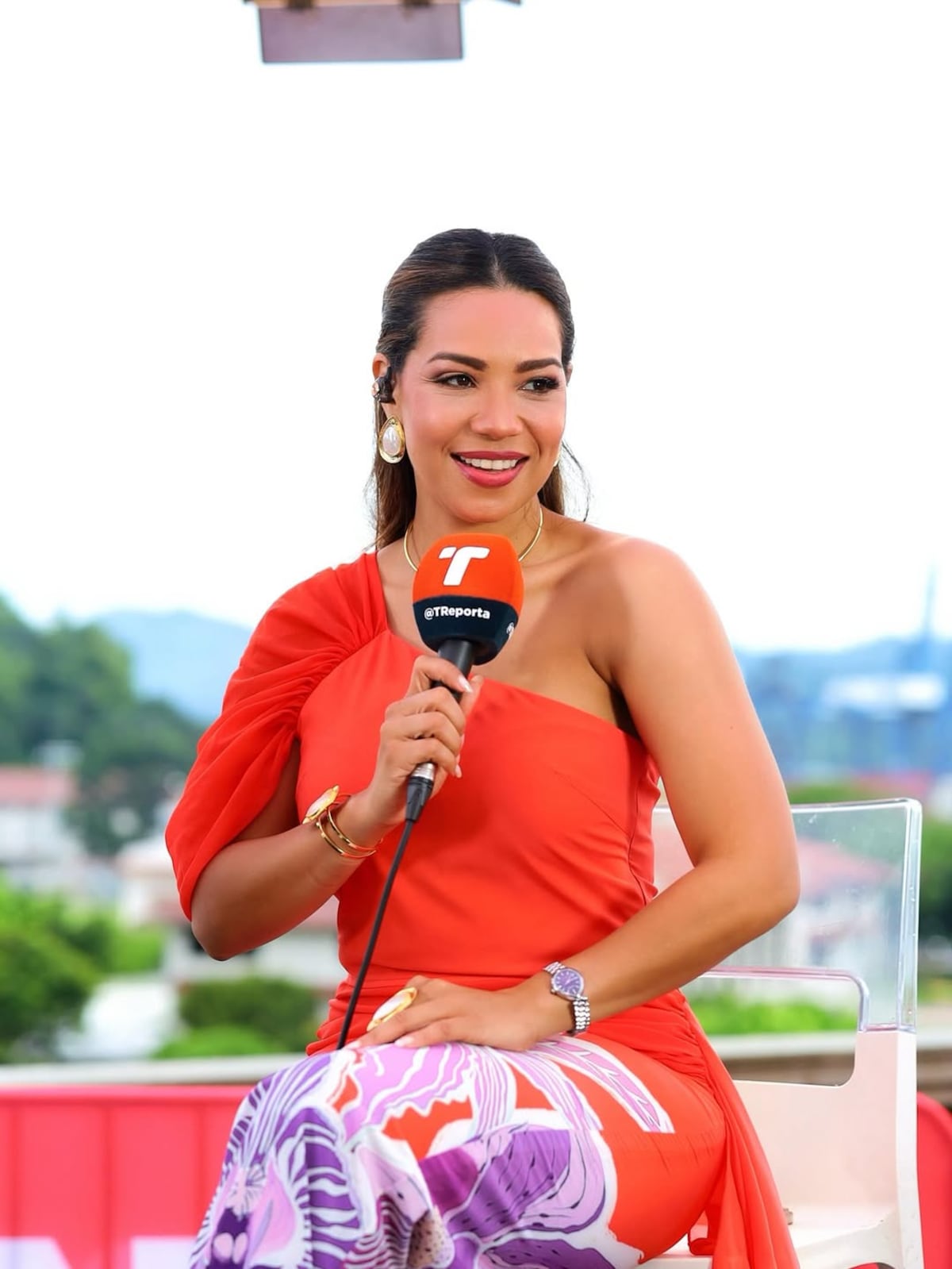 La periodista Nicolle Ferguson y su atuendo inspirado en El Valle de Antón para transmitir la convocatoria mundialista de Panamá