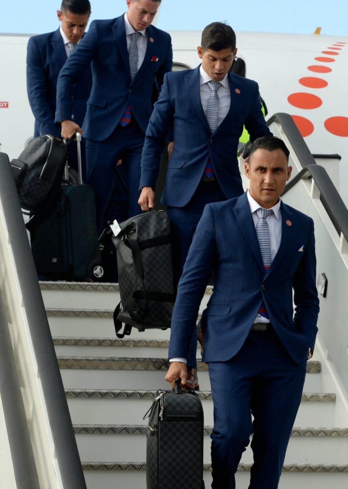 Bolsos de Versace y trajes de lujo en la llegada de los equipos a Rusia