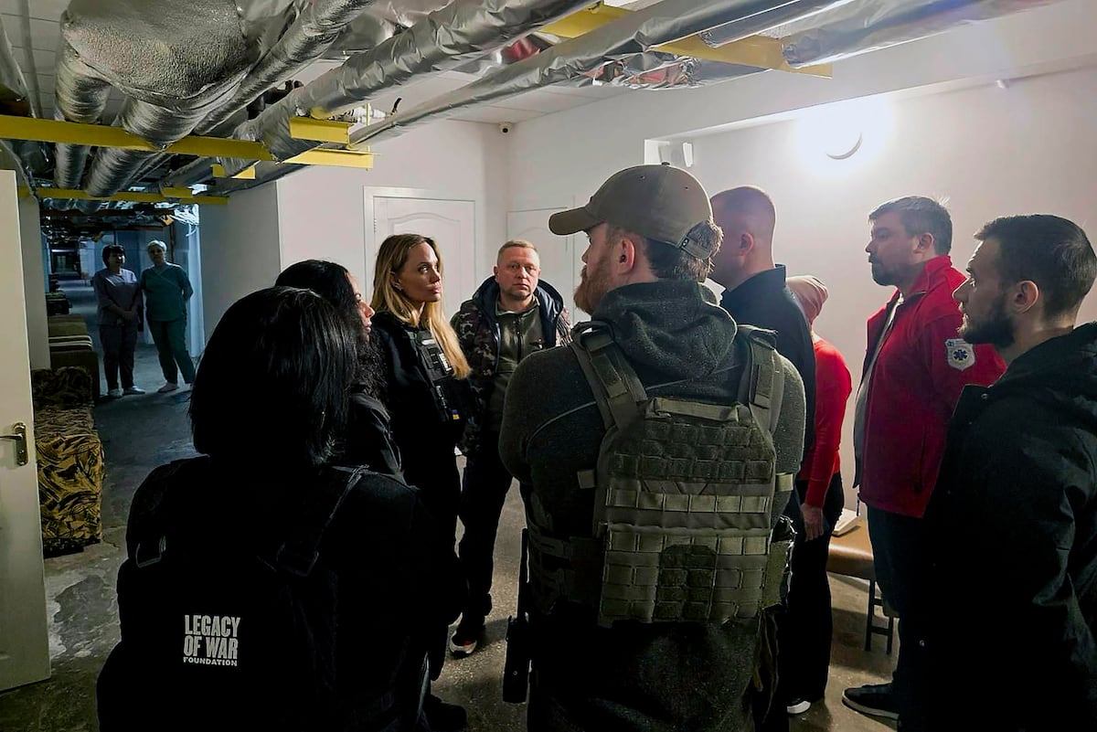 Angelina Jolie destaca la fortaleza de los ucranianos tras visitar Jersón