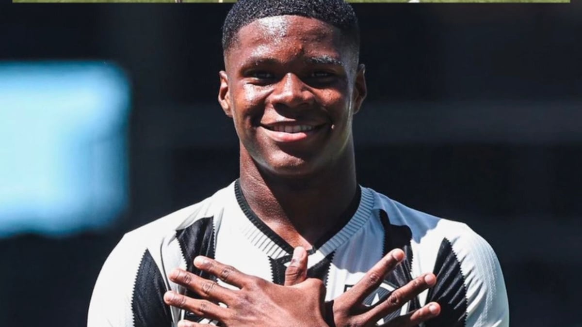 El futbolista panameño Kadir Barría celebra sus 19 años