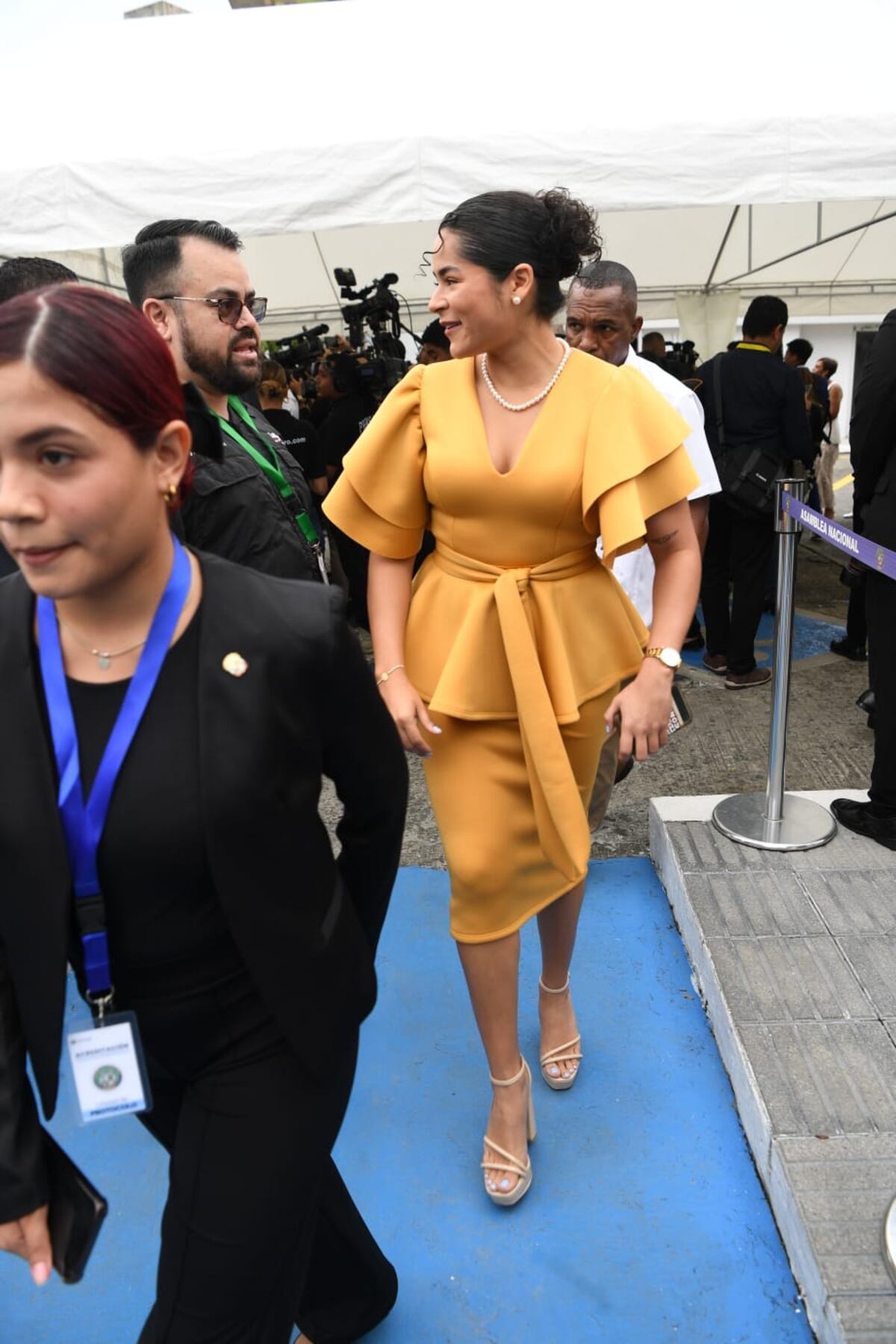 La alcaldesa Irma Hernández sorprendió con este vestido mostaza en la instalación del nuevo periodo de la Asamblea Nacional 
