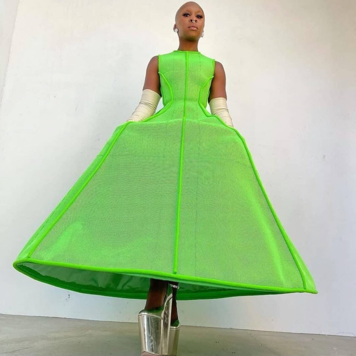 Un vestido de pierrot o de un diseñador que visitó Panamá en la alfombra roja virtual de los Globos de Oro 2021