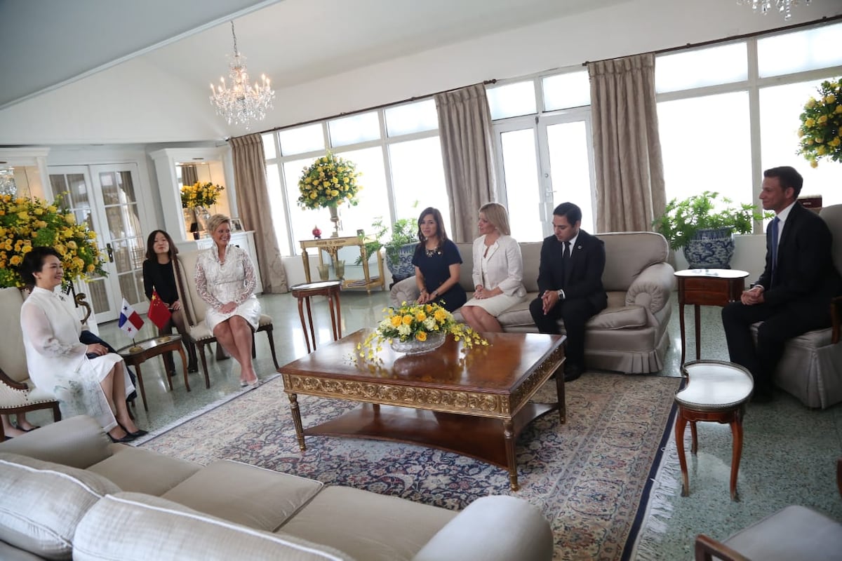 La reunión de Lorena Castillo de Varela y Peng Liyuan en el Palacio de las Garzas