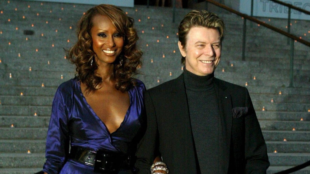 La modelo Iman homenajea a David Bowie con un tatuaje en el 10 aniversario de su muerte