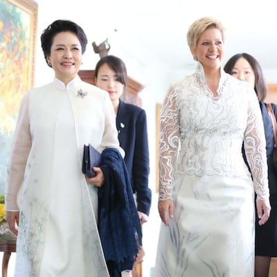 La reunión de Lorena Castillo de Varela y Peng Liyuan en el Palacio de las Garzas
