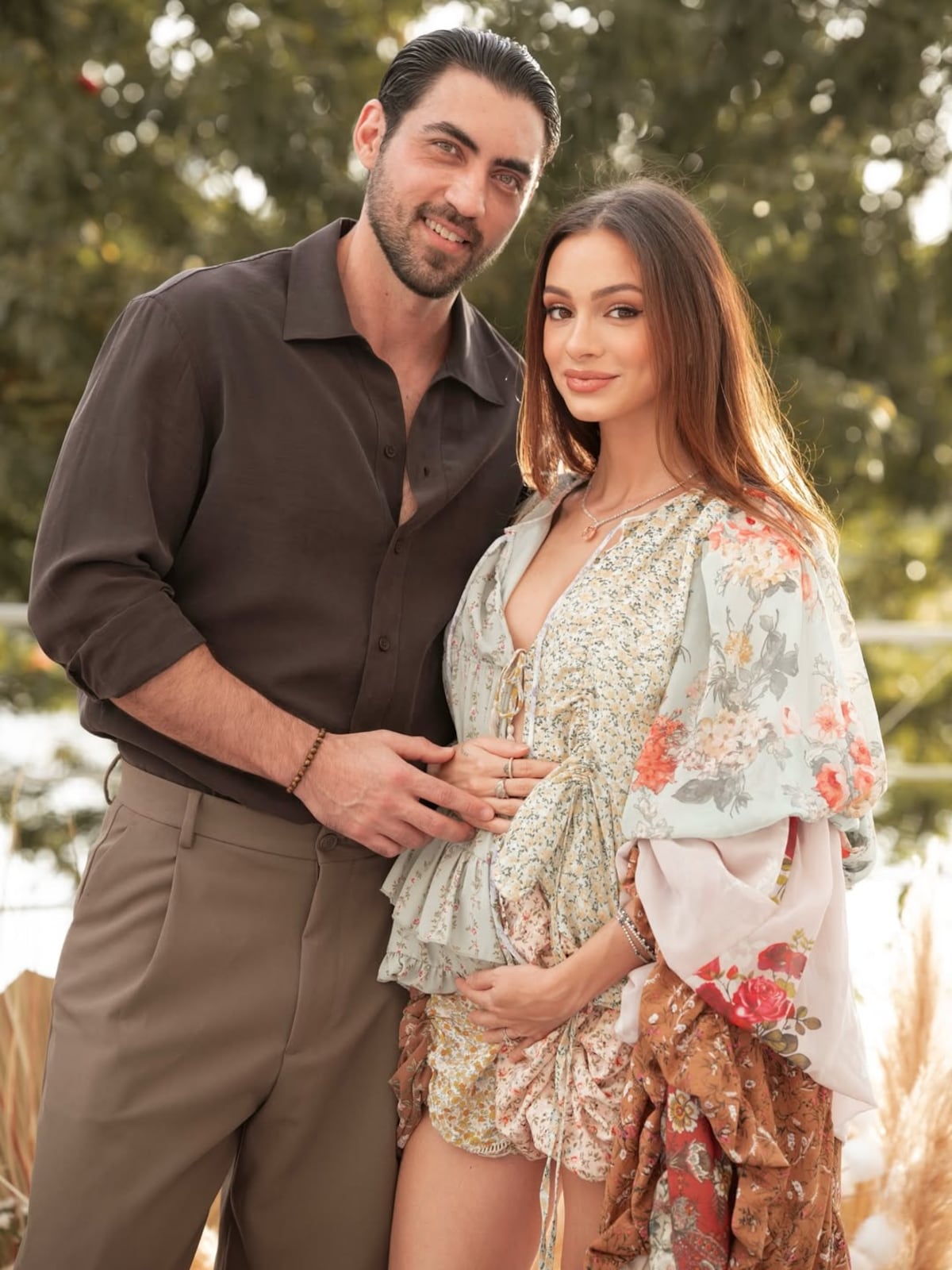 La creadora de contenido panameña Carina Altamirano y el doctor Matías Hernández esperan un niño