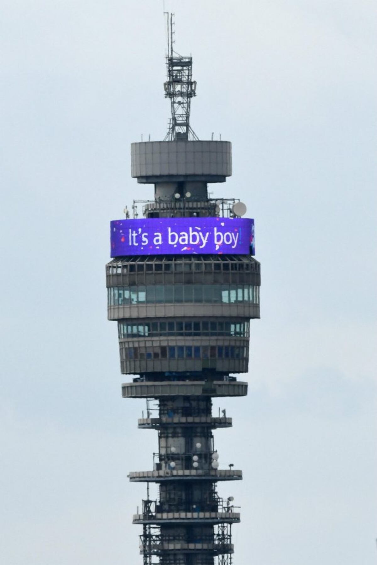 El príncipe Harry y Meghan, padres de un varón