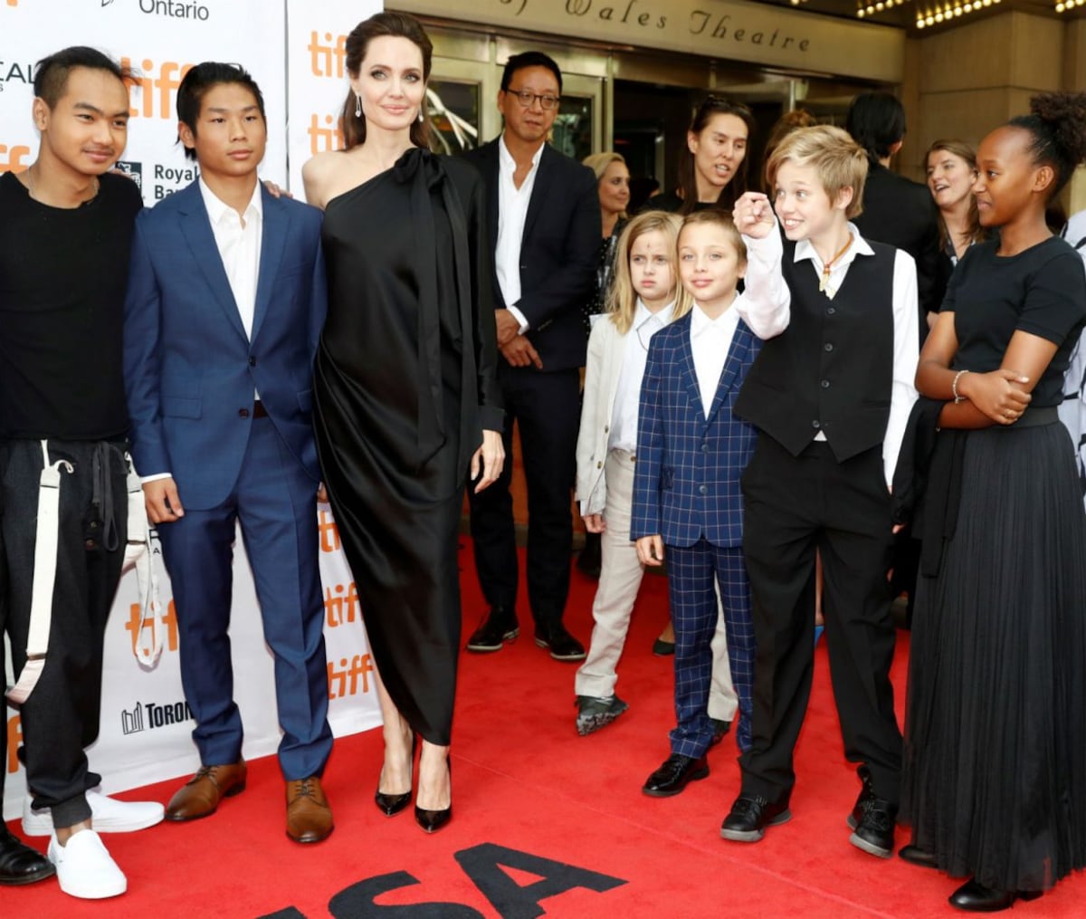 Brad Pitt dice que le ha dado millones de dólares a Angelina Jolie