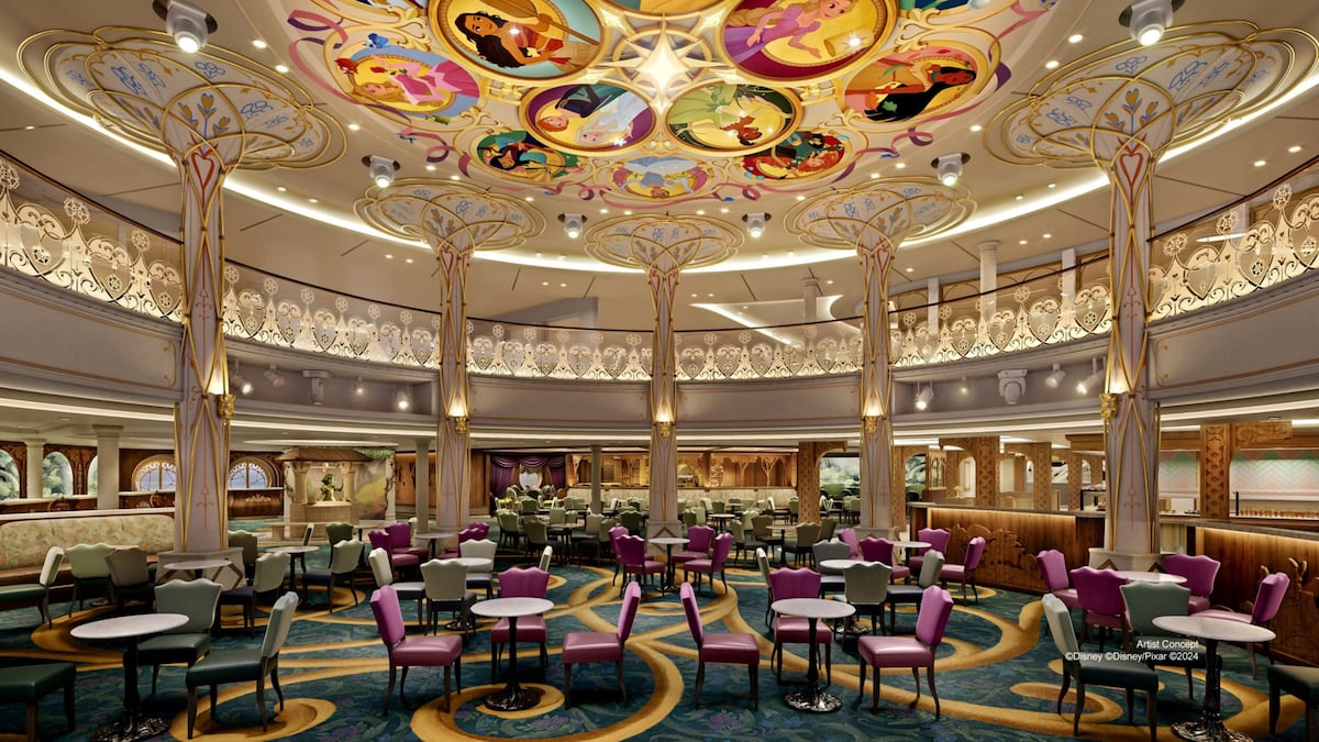 Casi 7 mil pasajeros y la montaña rusa más grande en altamar: así es el Disney Adventure, el crucero que ha hecho historia al cruzar el Canal de Panamá