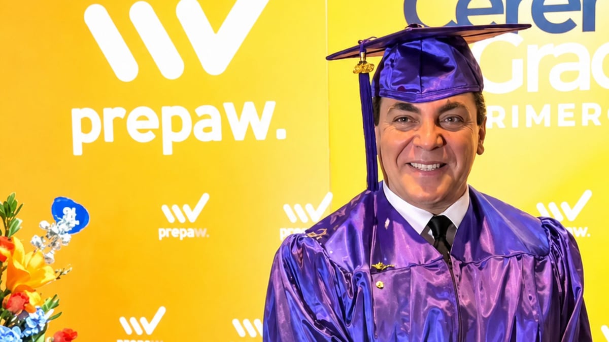 El cantante mexicano Cristian Castro se gradúa del bachillerato a los 51 años
