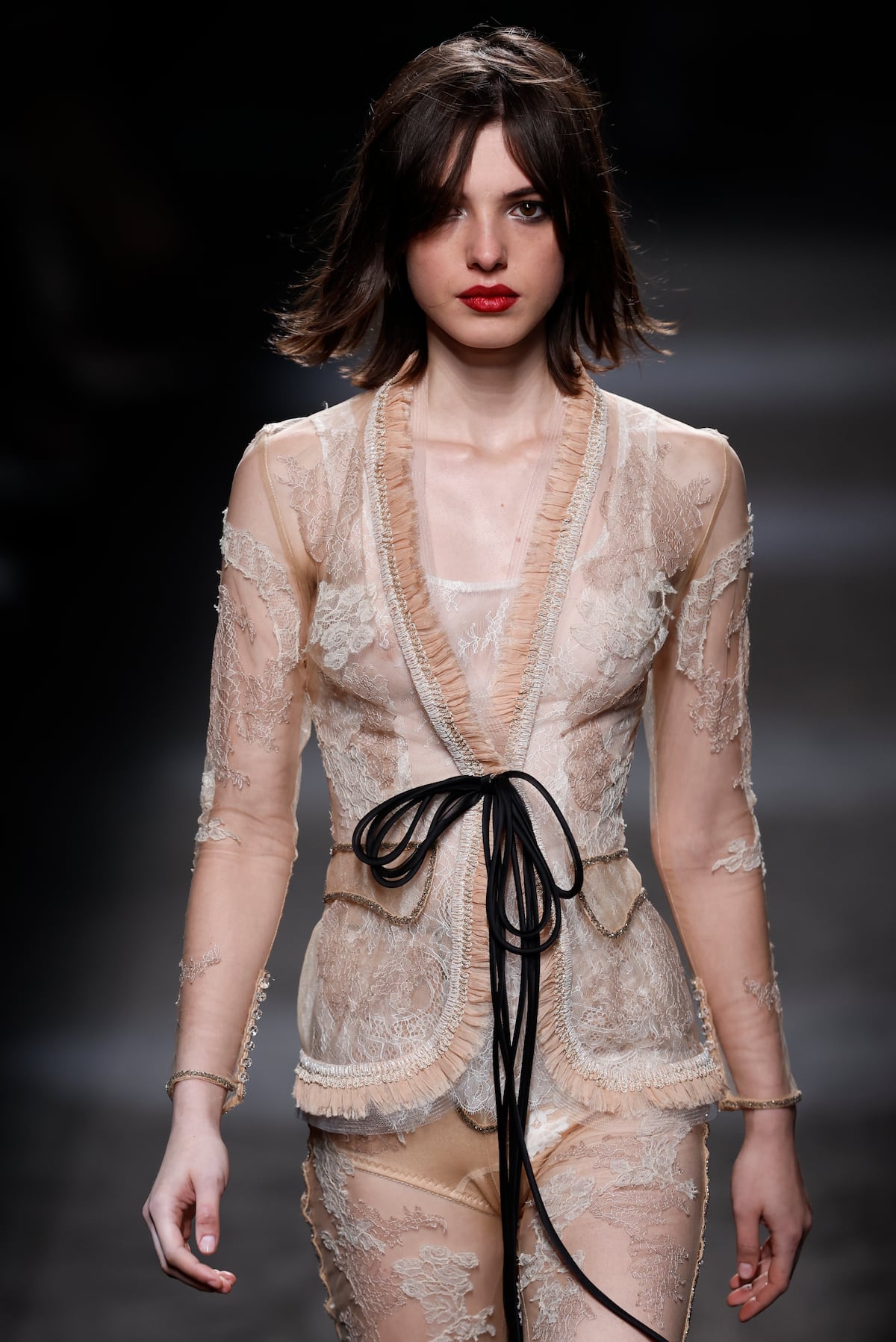 Vestidos lenceros con detalles art decó de Yolancris destacan en la pasarela de Madrid