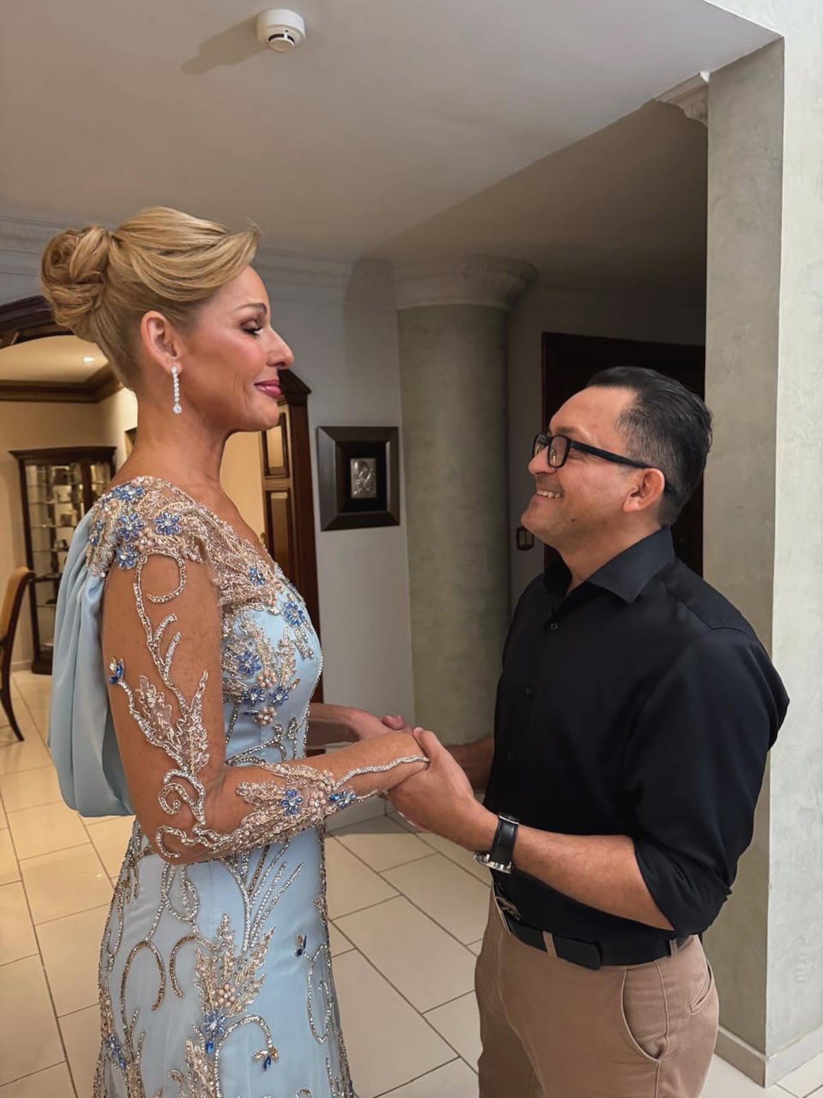 La presentadora Jenia Nenzen vistió del diseñador chiricano José Díaz Jurado para la boda de su hija Ana Gretel