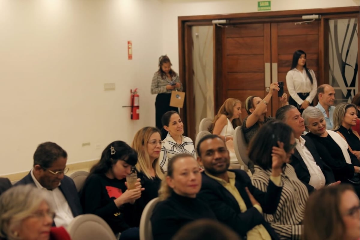 El encuentro de la ministra de Cultura, María Eugenia Herrera, con la expresidenta Mireya Moscoso en la presentación de su documental ‘Mireya, Mujer de Fortaleza’