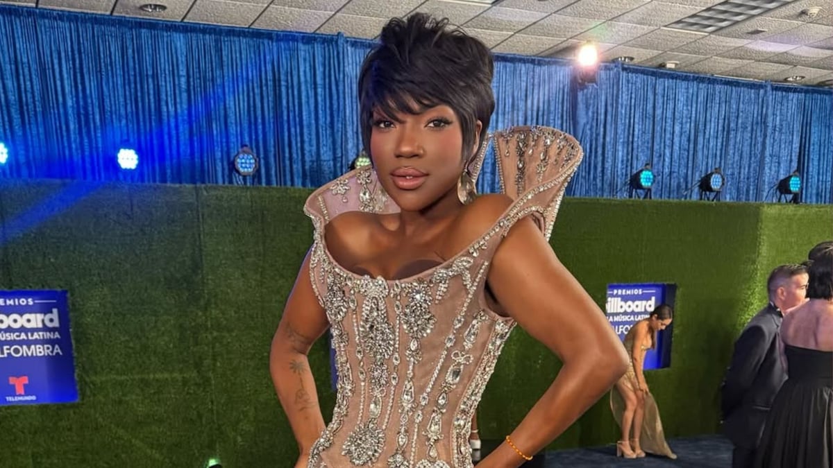 Chikybombom deslumbra en los Premios Billboard Latinos con un diseño de Giannina Azar presentado en Panamá