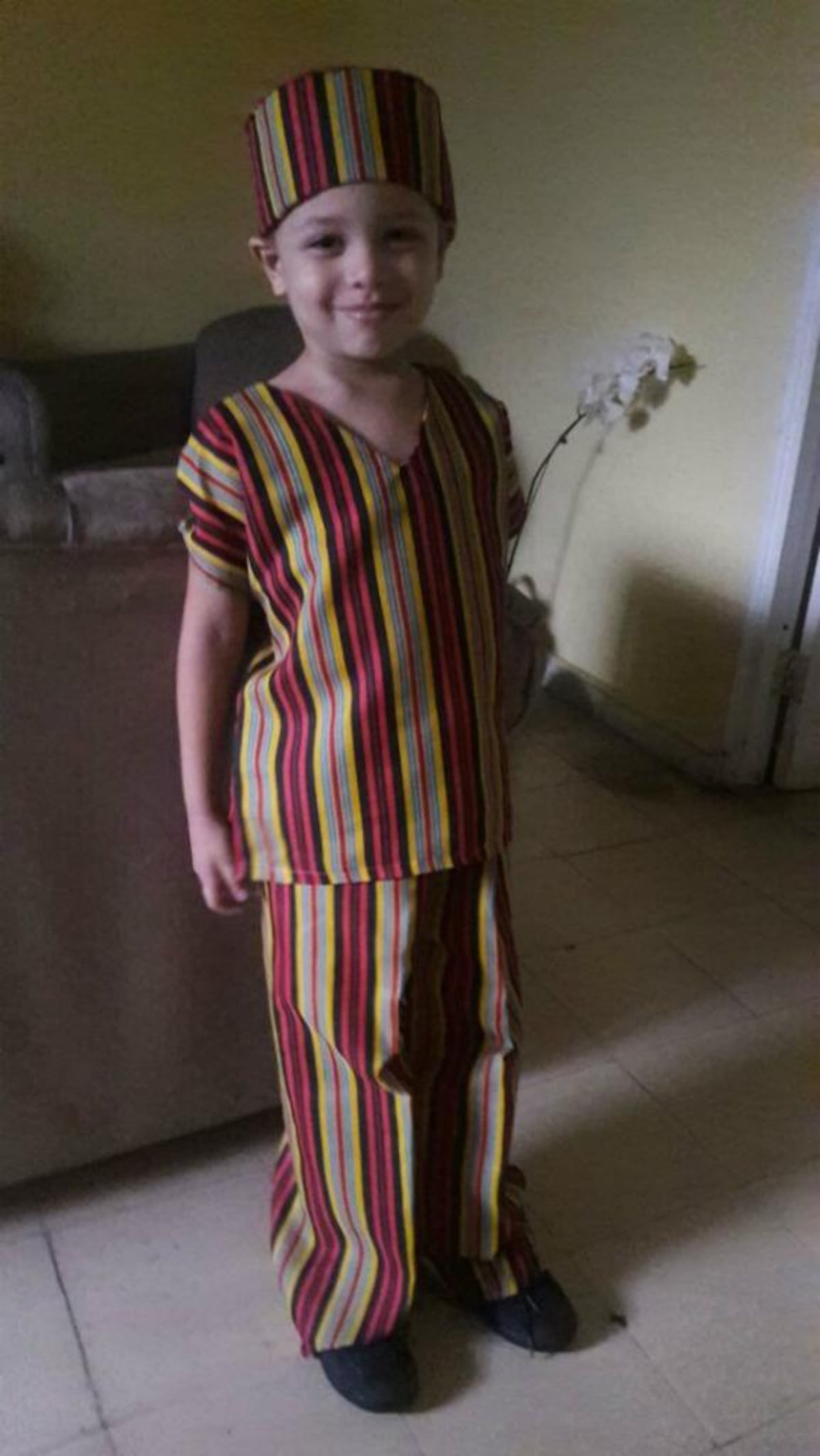 Más niños y jóvenes se visten para celebrar la etnia negra