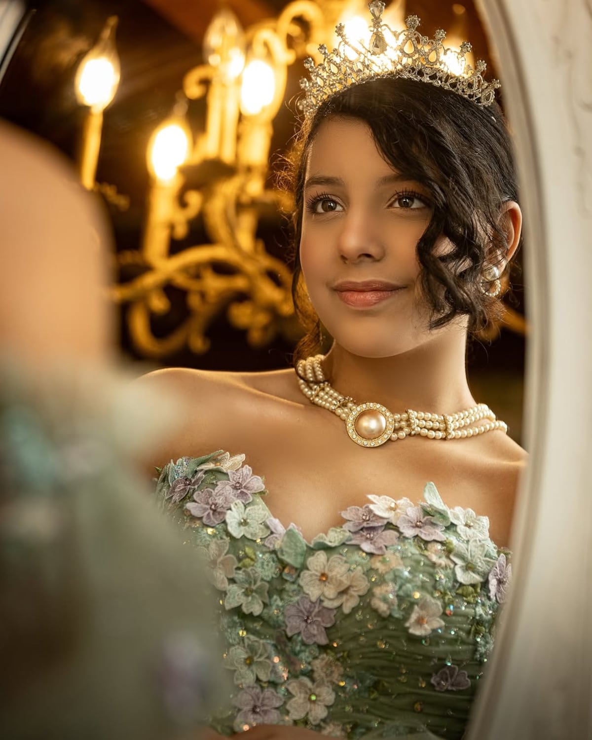 La presentadora de tv, Ingrid De Ycaza, celebra los 15 años de su hija al estilo Bridgerton