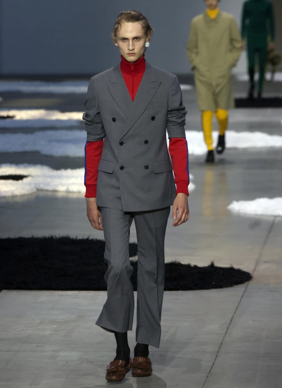 Prada lanza en Milán una moda “calmada” y piernas al aire para el hombre estival