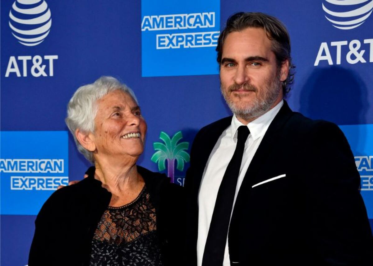 Jennifer López, Charlize Theron y otras celebridades que deslumbraron en Palm Springs