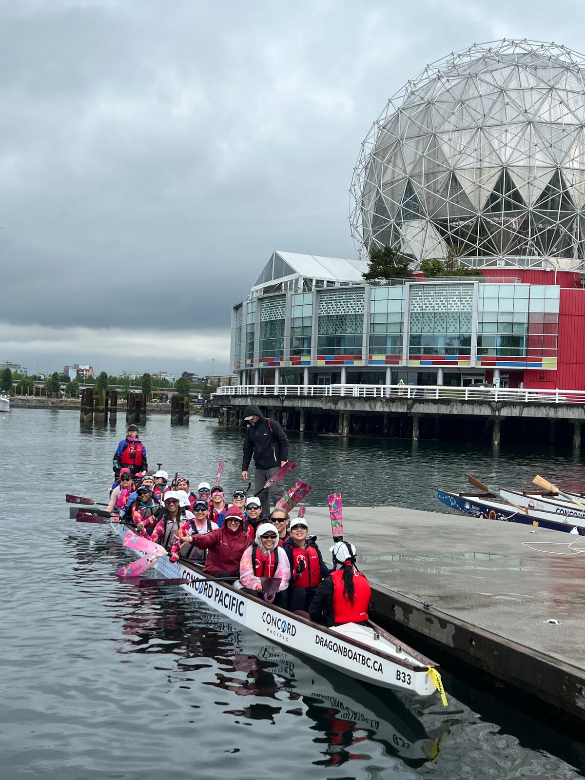 Cuando Latinoamérica rema unida: Pink Warriors de Panamá, junto a otras mujeres latinas, ganan oro en festival mundial en Canadá