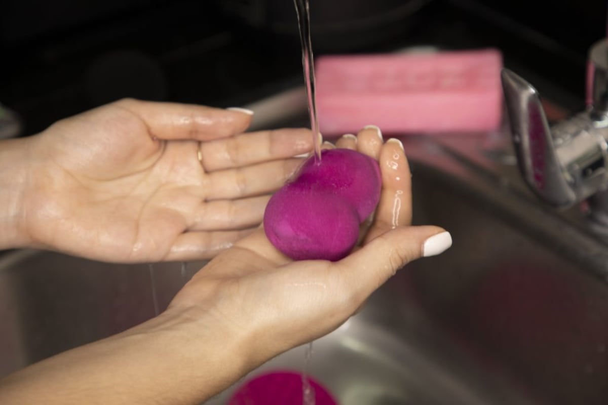 Aprende a lavar tus brochas y esponjas de maquillaje correctamente