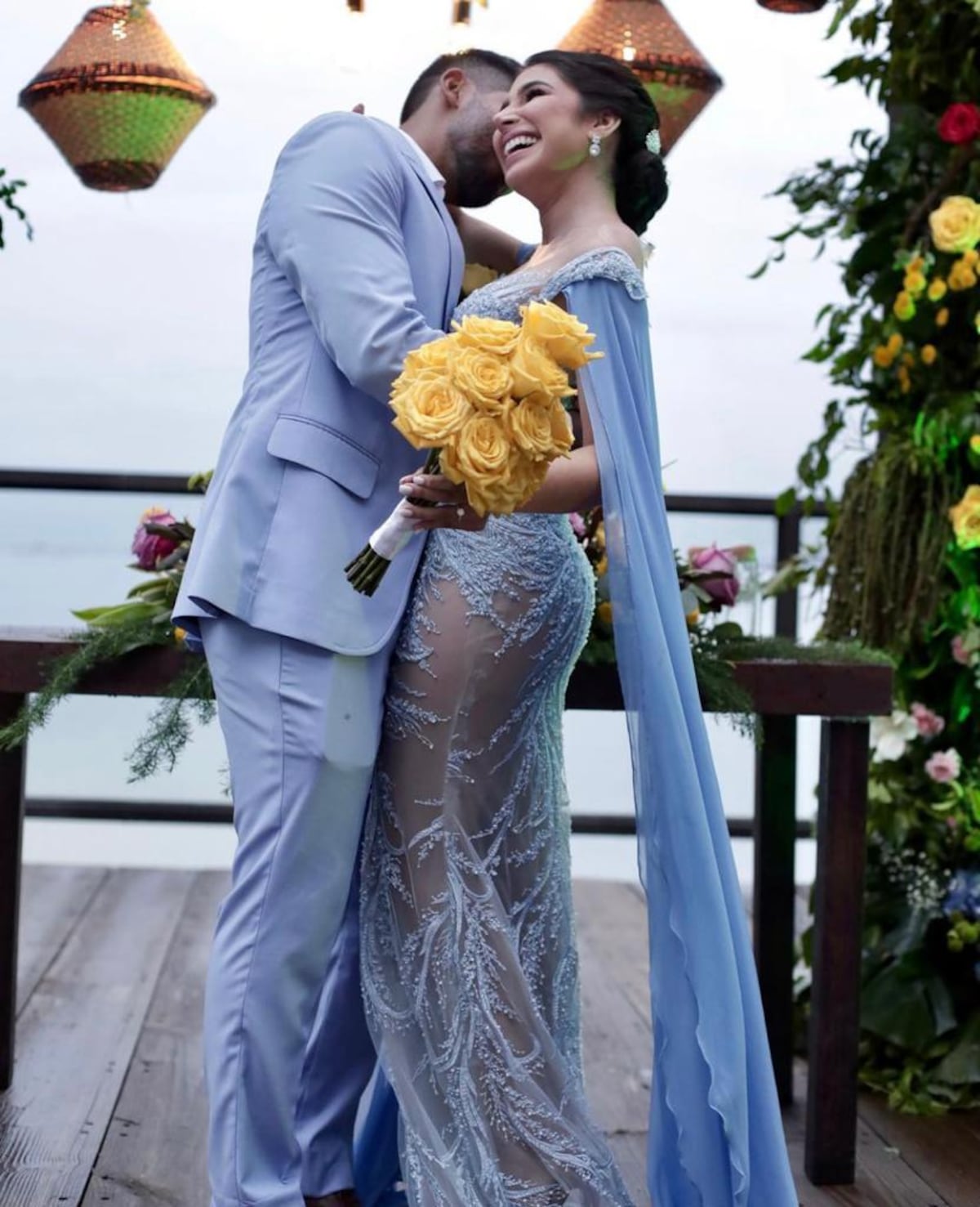 Vestidos de celeste, la boda civil de la reina de Calle Arriba de las Tablas 