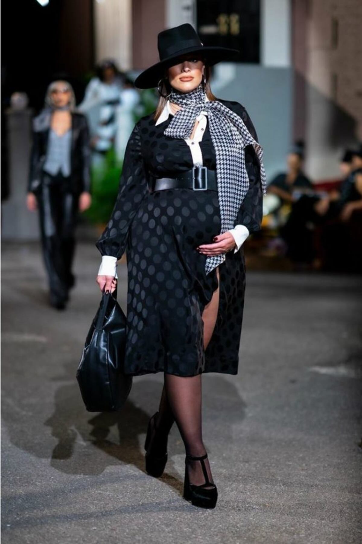 Ashley Graham y su estilo maternal con látex y transparencias