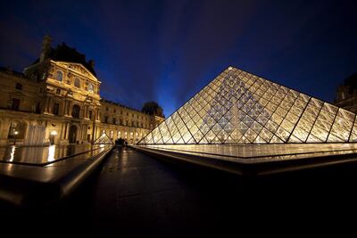 Robo histórico en Francia: sustraen 8 joyas del Museo del Louvre