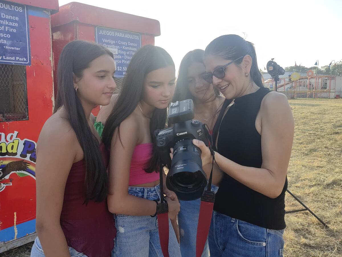 Así fue la sesión de fotos de Michelle Simons y sus hijas para la portada de ELLAS en Play Land Park
