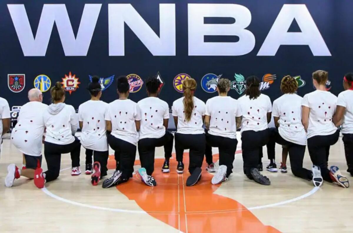 Ropa en contra del racismo: cuando la indumentaria protesta ante la injusticia racial