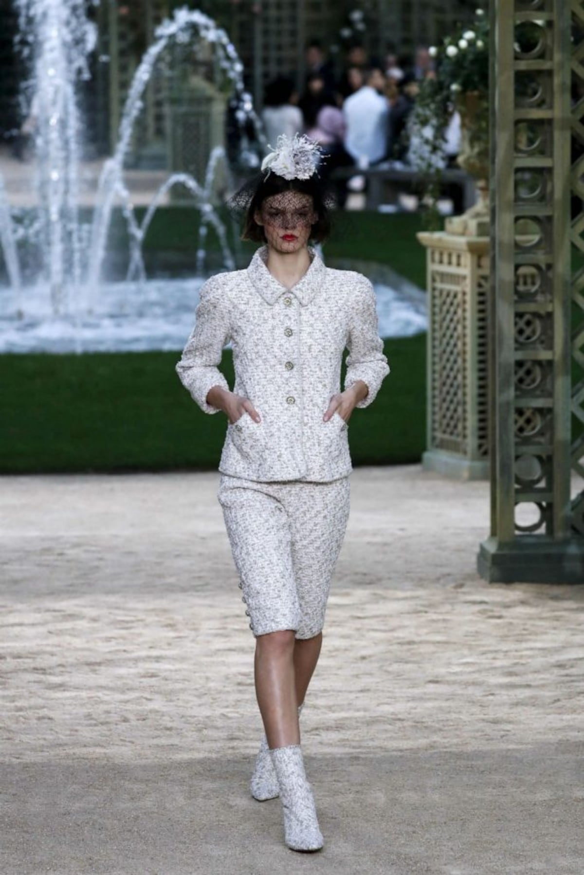 Brillo y rosas en el desfile Primavera Verano de Chanel en París
