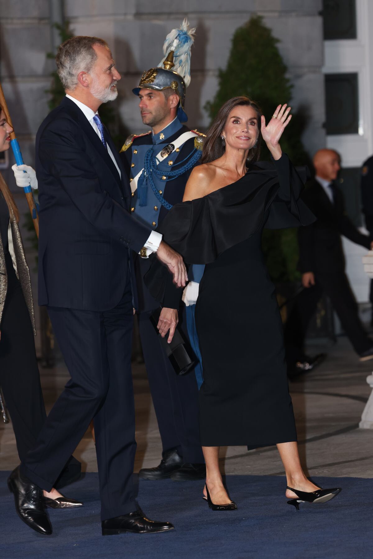 El vestido negro de escote asimétrico de la reina Letizia de España