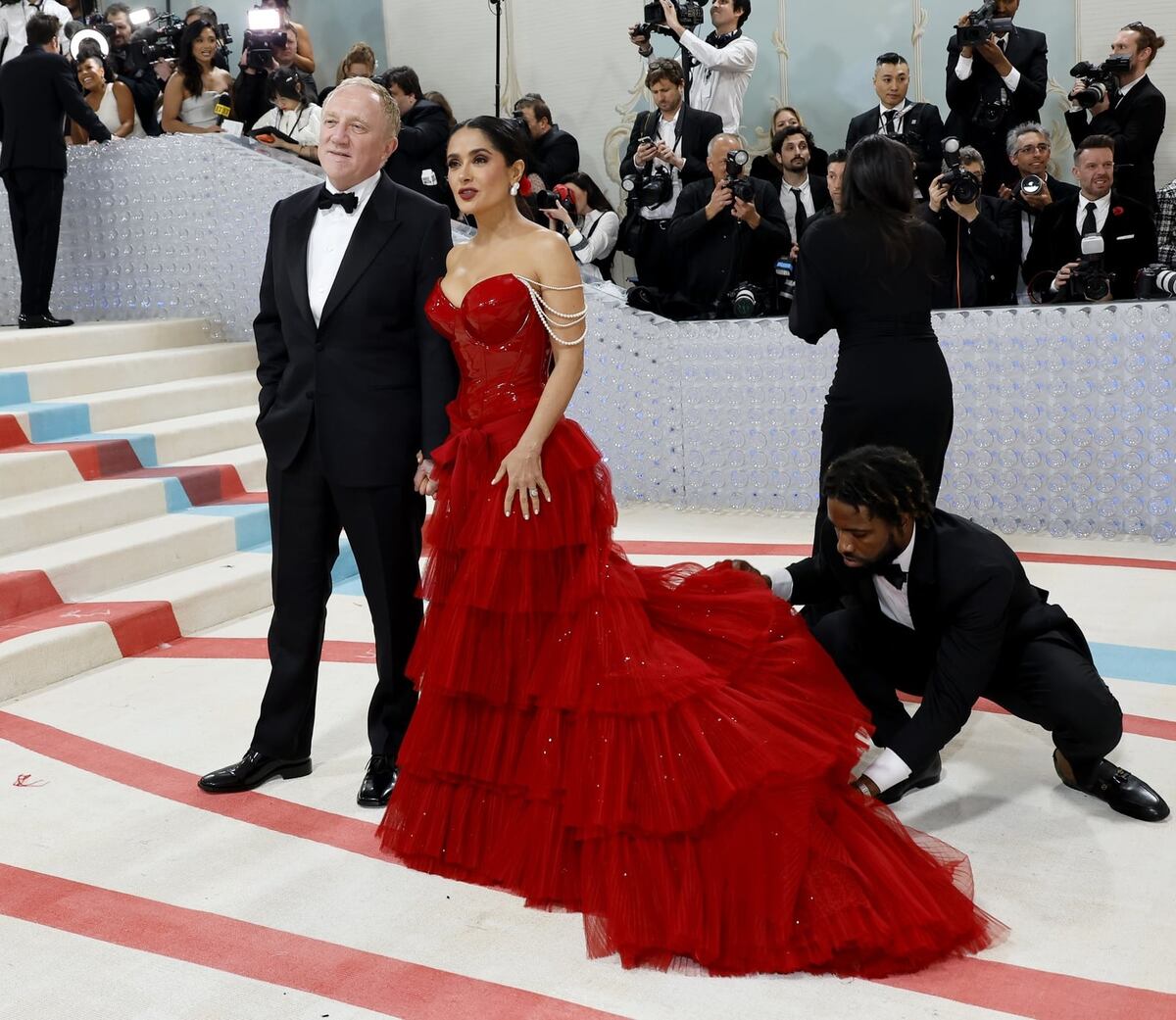 Salma Hayek y su esposo, Robert Pattison y su novia Suki Waterhouse, parejas famosas en Met Gala 2023