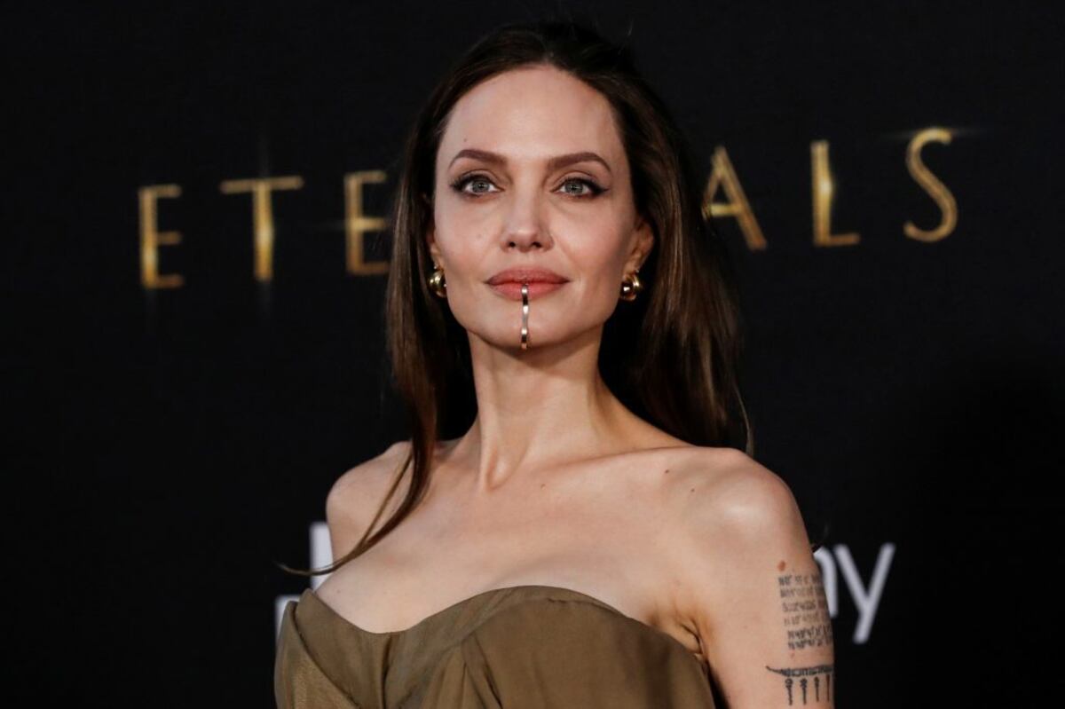 Los 5 ‘looks’ estelares de Angelina Jolie en la gira de Eternals